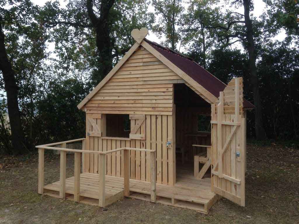Comment construire une maisonnette pour enfant avec du bois de palette