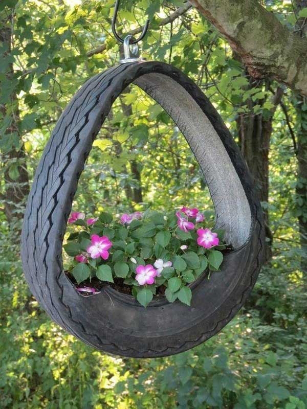 Pot de fleurs suspendu à un arbre avec de belles fleurs