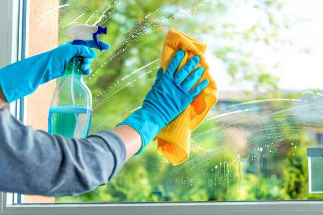 Comment nettoyer les vitres avec de l'eau pétillante