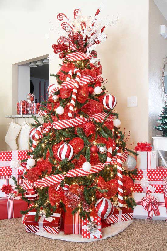 8 idées pour décorer votre sapin de Noël dans les tons rouge et blanc
