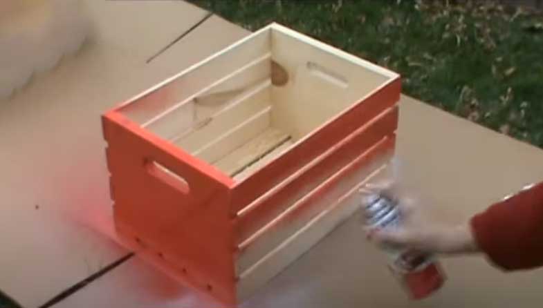 Vaporisez de la peinture sur des canettes et des caisses en bois.