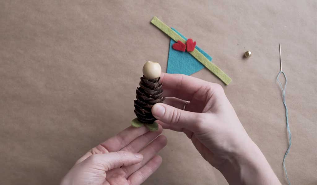 Voici comment faire des lutins de Noël avec de pommes de pin ?