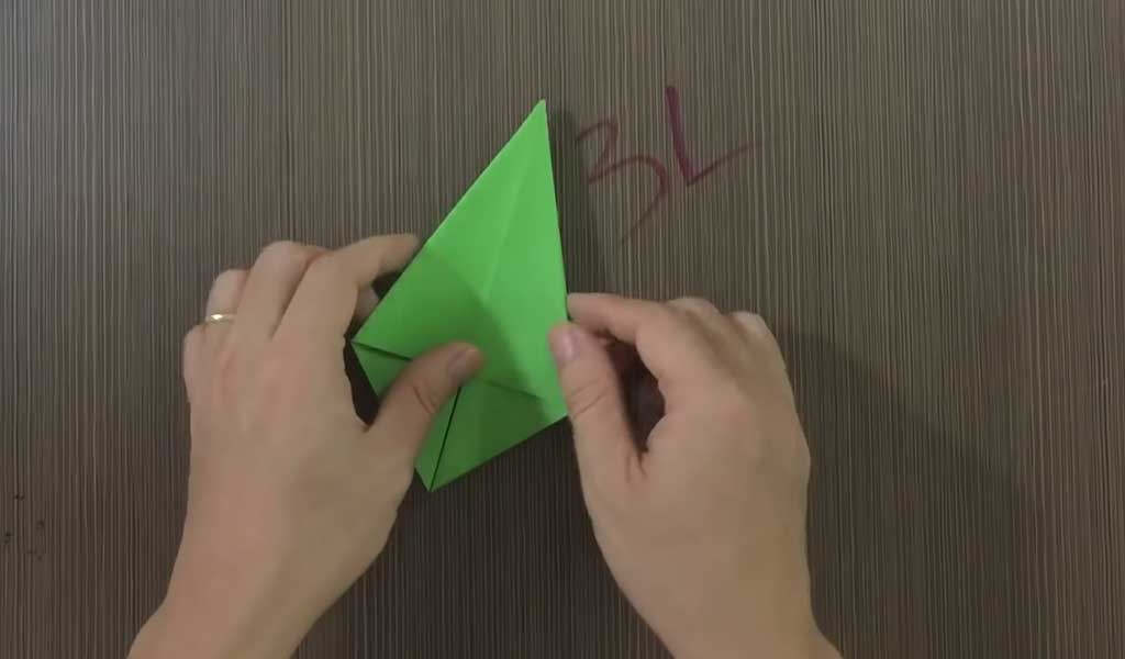 Coupez la partie inférieure qui ne forme pas un triangle