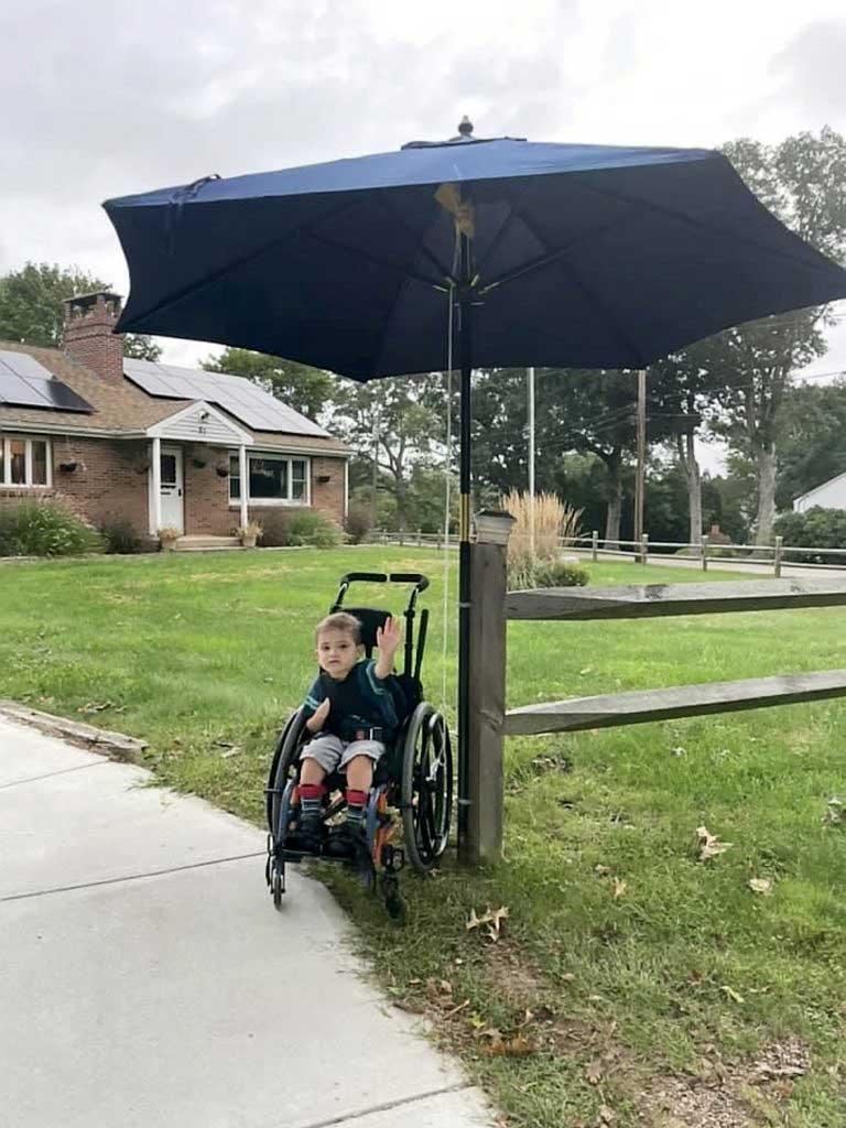 Les élèves construisent un arrêt d’autobus spécial pour un enfant en fauteuil roulant