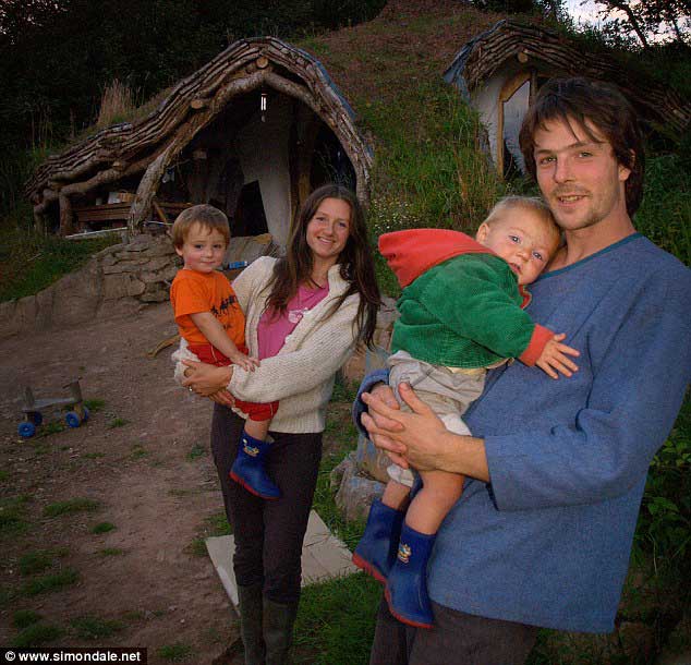 Un homme construit la maison écologique de ses rêves pour 3 680€