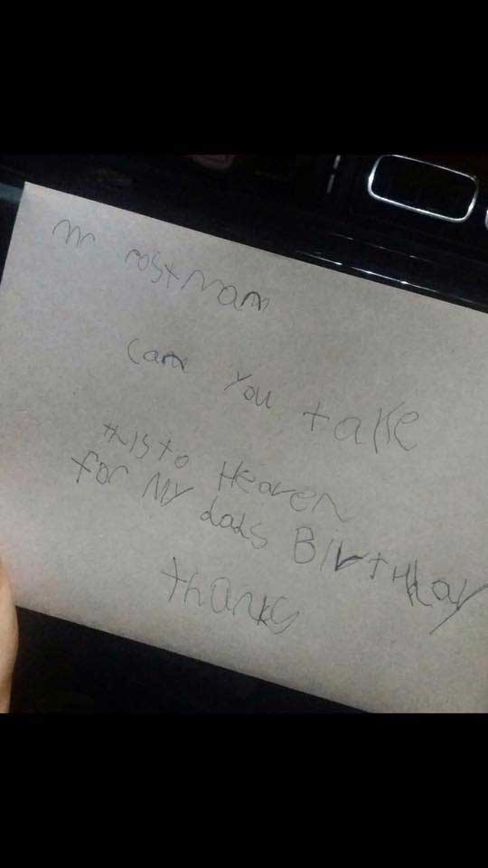 Un petit garçon envoie une lettre à son papa au paradis et la poste lui envoie une douce réponse