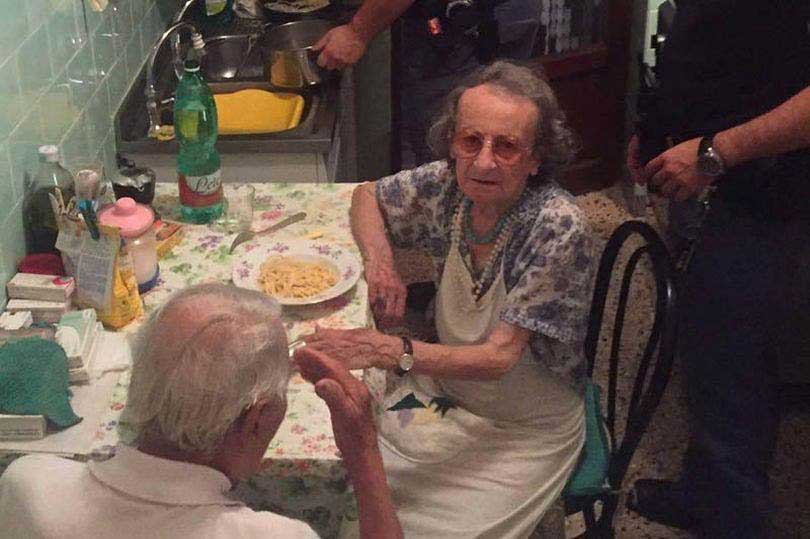 La police prépare des pâtes pour un couple âgé après que des voisins les aient entendus pleurer
