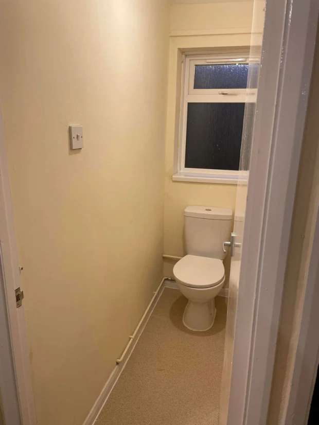 Un couple a cité 550 £ pour rénover sa salle de bain et la transformer lui-même pour la moitié du prix en utilisant les bonnes affaires B&M