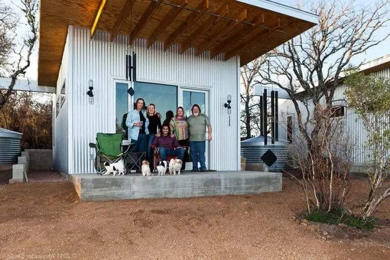Pour vieillir ensemble, un groupe d'amis construit un écovillage pour renouer avec la nature