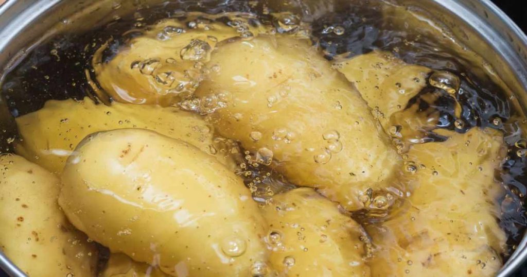 Comment réutiliser l'eau de cuisson des pommes de terre ?