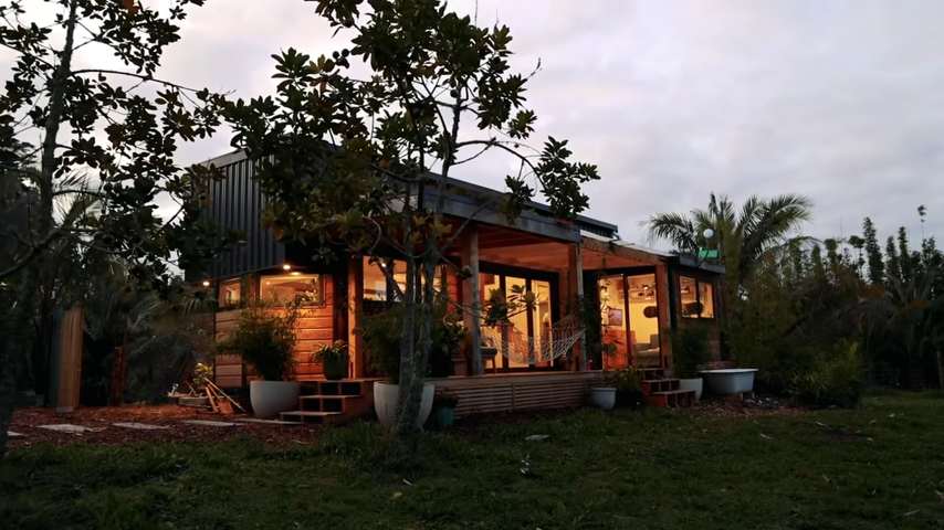Une petite maison de rêve en conteneur avec toit végétalisé
