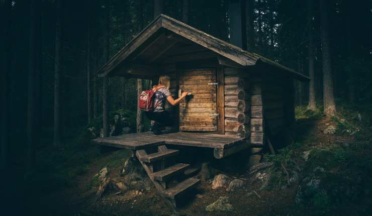 Ce jeune homme de 21 ans montre comment il a fabriqué sa Tiny House avec des palettes de bois. 