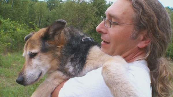 Un homme flotte quotidiennement avec un chien de 19 ans pour soulager la douleur