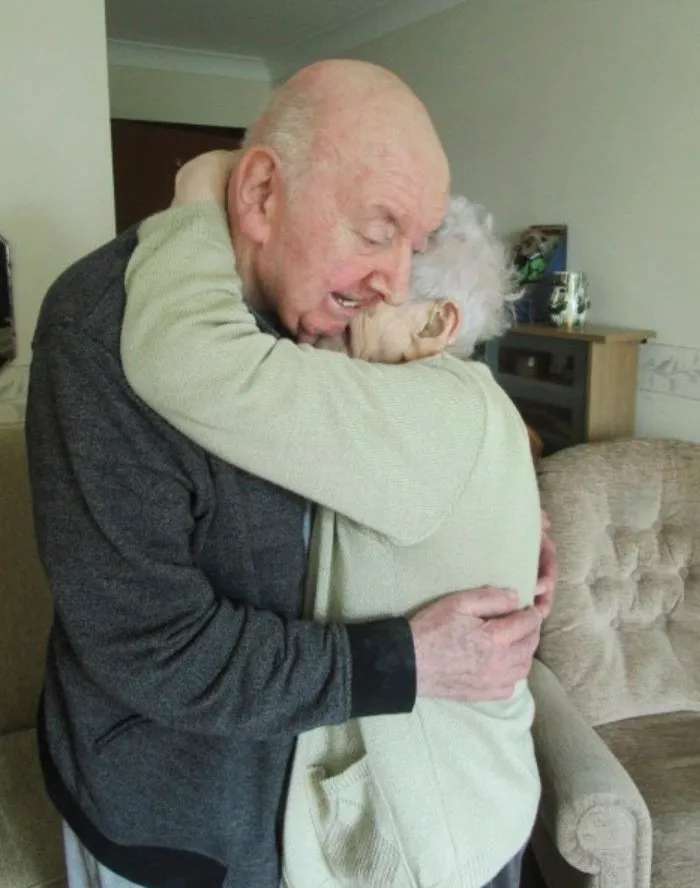 Une mère de 98 ans emménage dans une maison de retraite pour s'occuper de son fils de 80 ans, car "on ne cesse jamais d'être une maman".