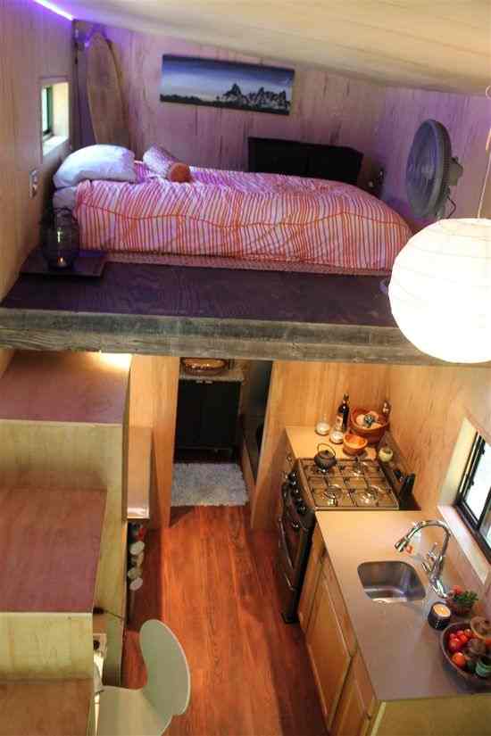 Un étudiant a fabriqué une maison de 14 m² pour ne pas payer de loyer. Son intérieur est incroyable !