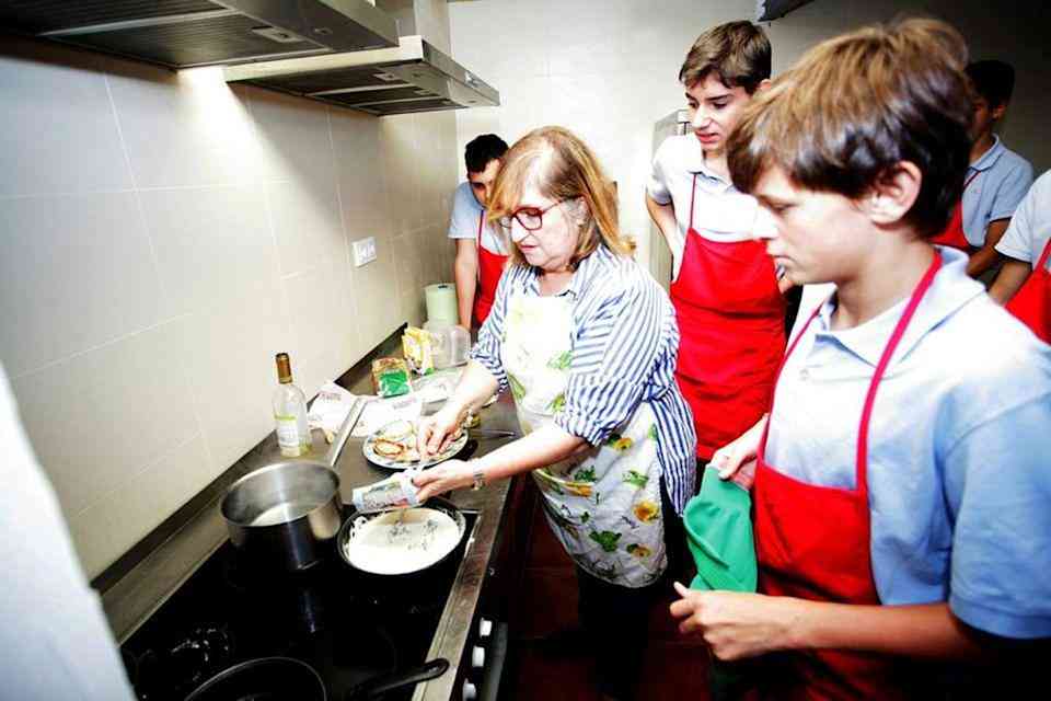 Une école espagnole enseigne aux garçons à cuisiner, nettoyer et repasser.