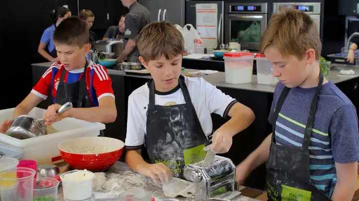 Une école espagnole enseigne aux garçons à cuisiner, nettoyer et repasser.