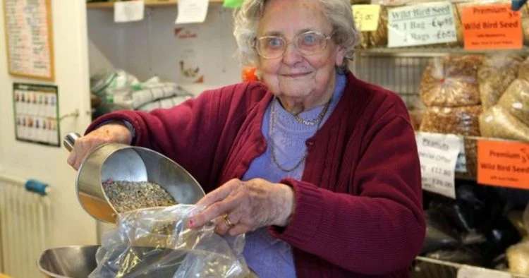 Cette dame de 96 ans continue de travailler 3 jours par semaine afin d'avoir un "but dans la vie".