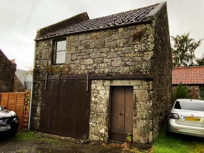 Il a acheté une maison abandonnée vieille de 300 ans et l'a transformée en sa première tiny house.