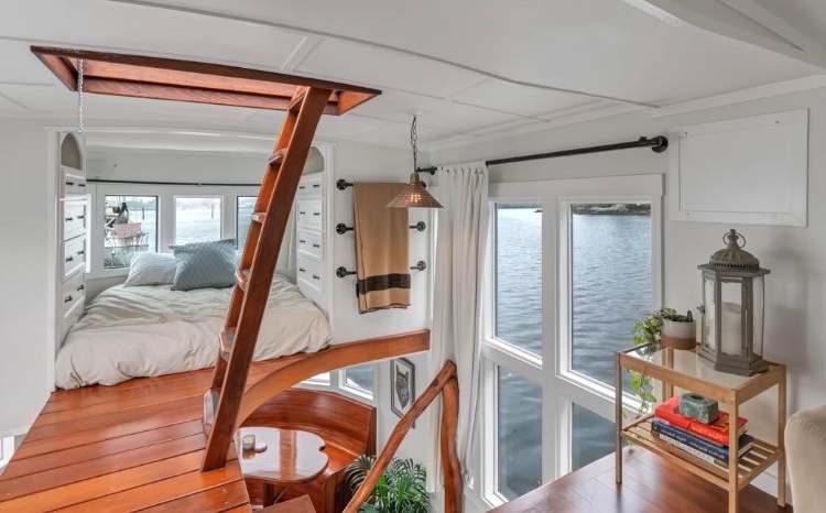 Ils ont acheté un vieux bateau et l'ont transformé en une belle petite maison avec une terrasse.