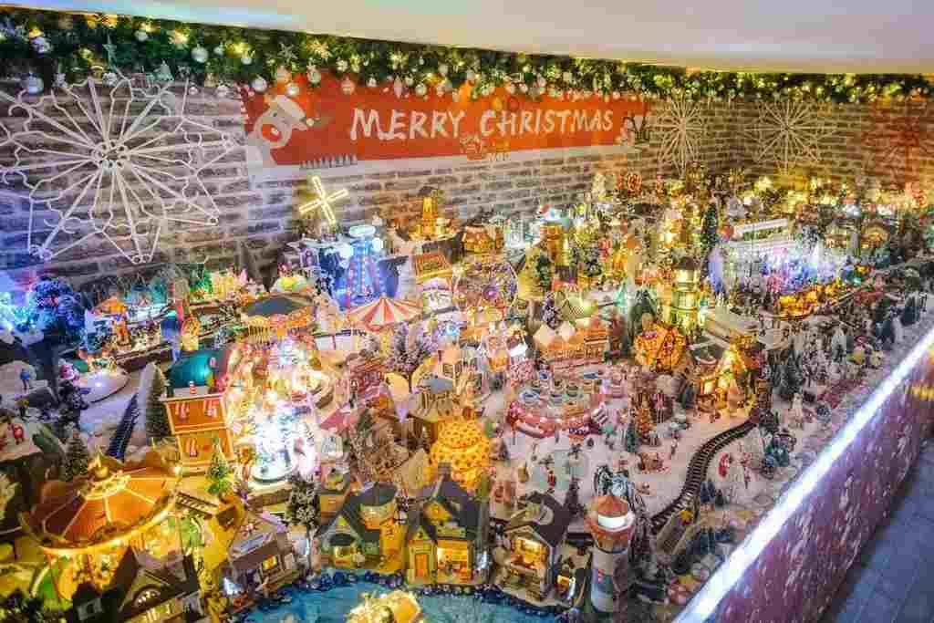 Un couple décore sa maison avec un record de 444 sapins de Noël