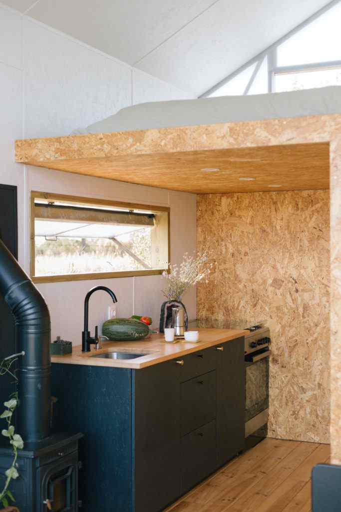 Ce jeune couple a construit une petite maison hors réseau pour moins de 5 000 dollars.
