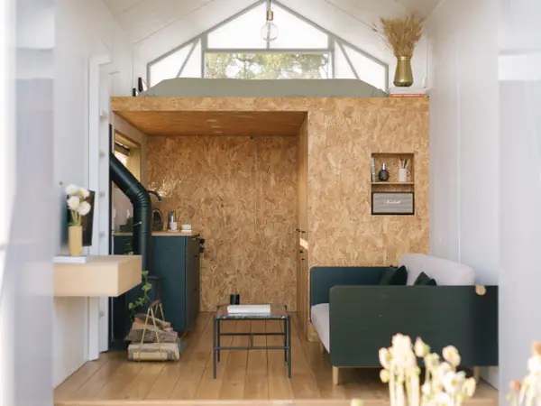 Ce jeune couple a construit une petite maison hors réseau pour moins de 5 000 dollars.