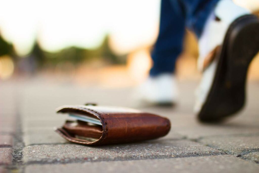 Un retraité perd son portefeuille dans un parking, un adolescent le trouve et fait plusieurs kilomètres pour le récupérer