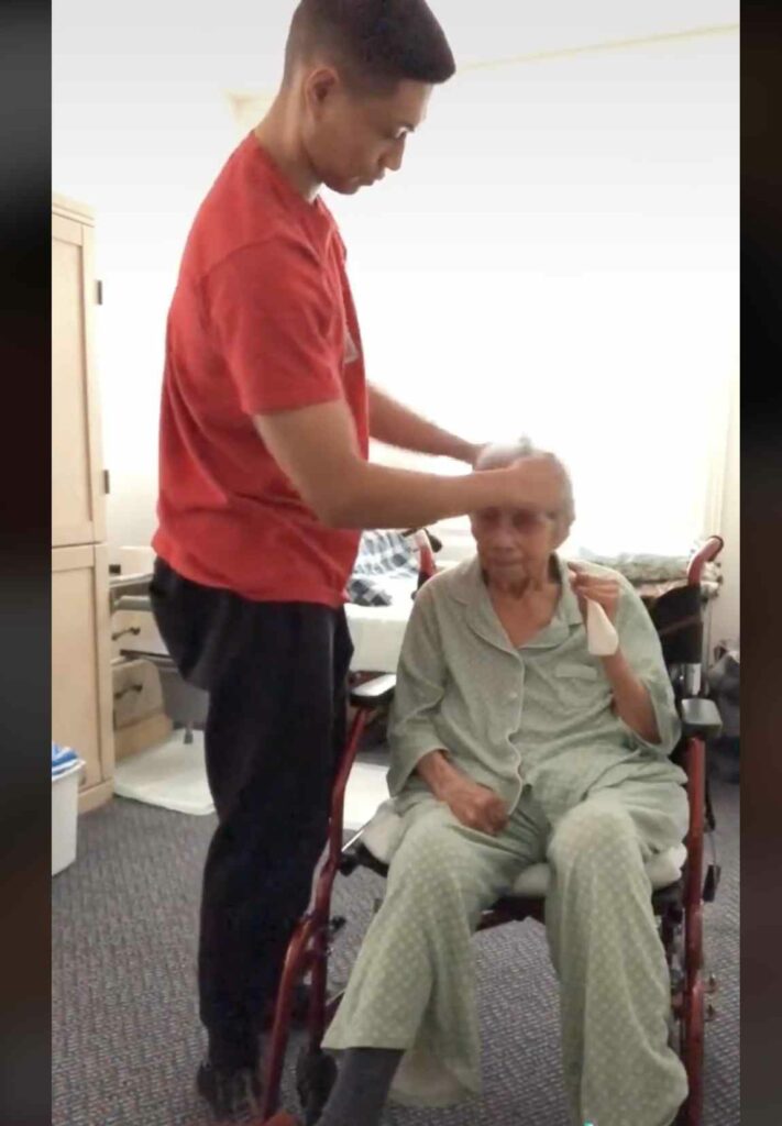 Pour éviter qu'elle ne soit placée en maison de retraite, un petit-fils s'occupe de sa grand-mère âgée de 96 ans.