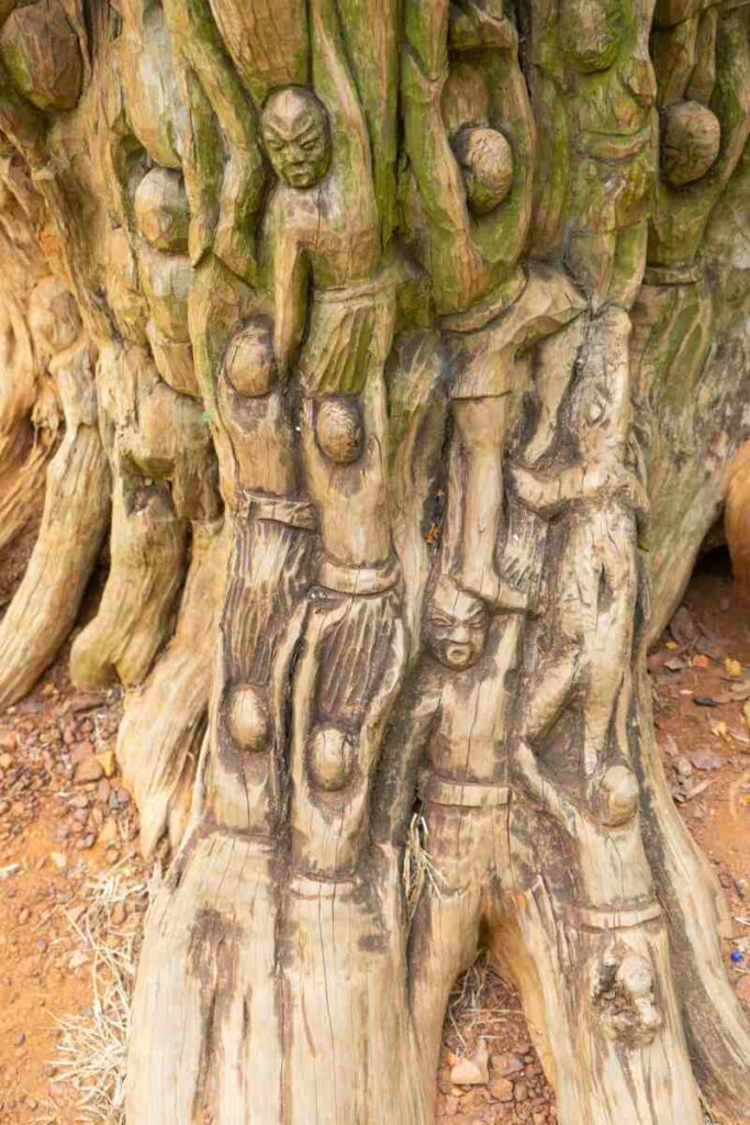 Un arbre sculpté dans des modèles en bois, qui est resté debout pendant plus de 300 ans