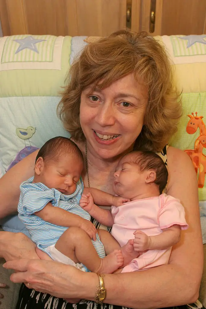 Une Maman Devient la Femme la Plus Âgée à Accoucher de Jumeaux aux États-Unis, Mais Attendez de Voir Ses Enfants Aujourd'hui