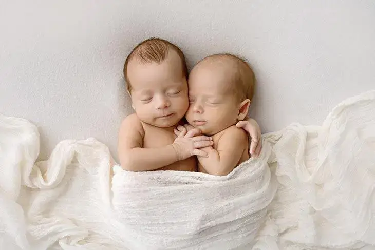 Une mère donne naissance à des jumeaux de pères différents