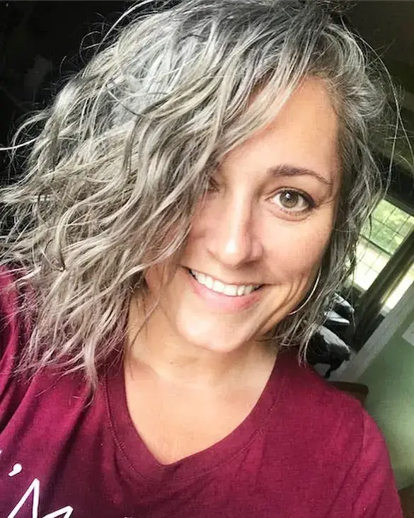 Ces 50 femmes renoncent à se teindre pour prouver que les femmes aux cheveux gris sont les plus belles