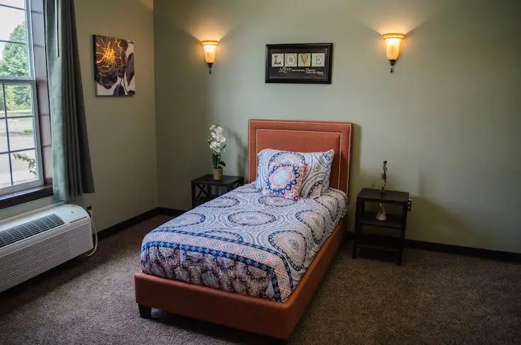 Un homme a décidé de­ transformer les chambres d'une­ maison de retraite e­n petites maisons de quartier.