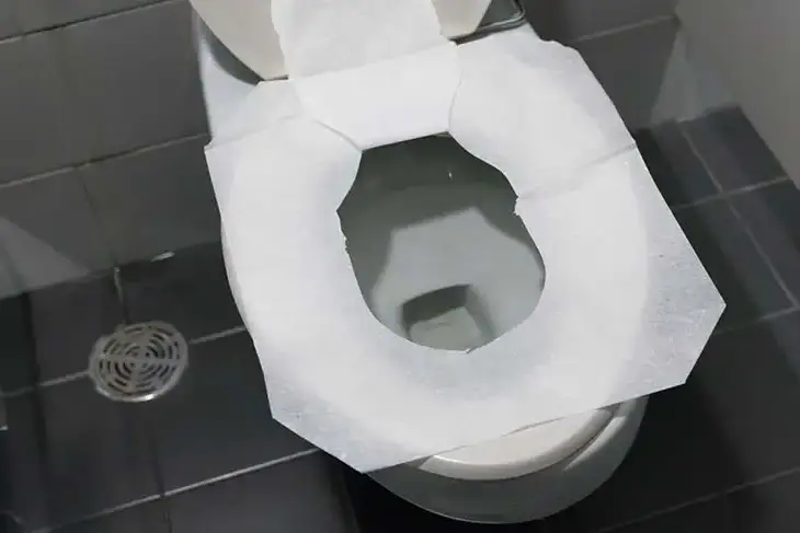 Pourquoi faut-il éviter de mettre du papier toilette sur la cuvette des WC ?