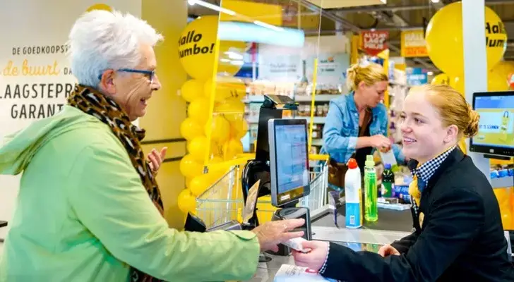 Un supermarché ouvre des caisses pour discuter avec les personnes âgés et lutter contre la solitude