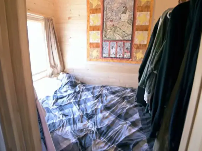 Découvrez la petite maison innovante d'une femme de 77 ans avec une chambre en bas