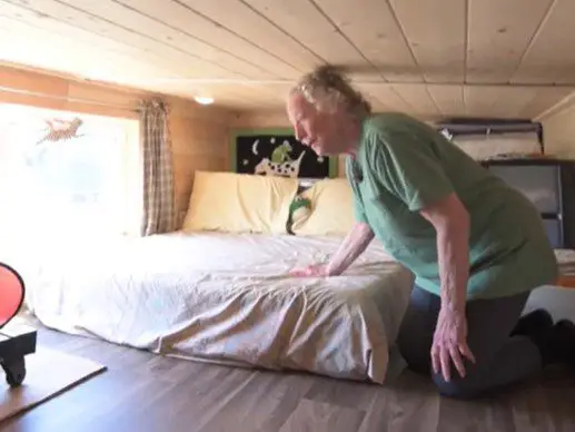 Découvrez la petite maison innovante d'une femme de 77 ans avec une chambre en bas