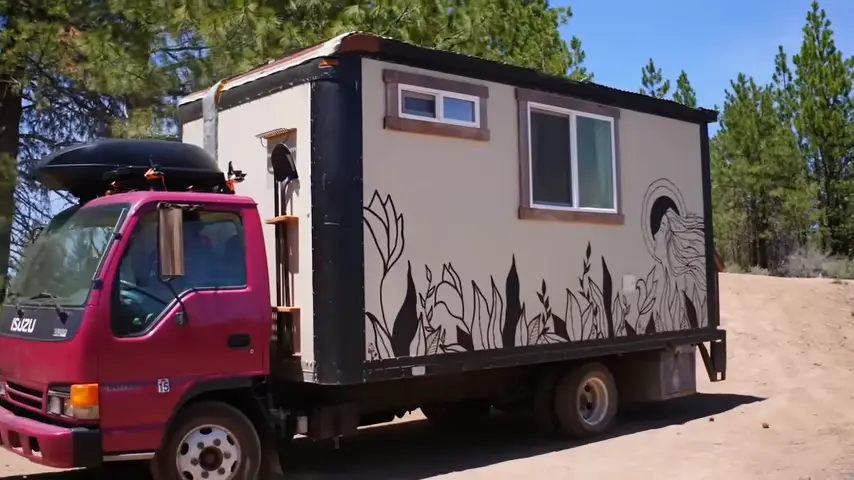 Un jeune couple transforme et aménage un vieux camion en petite maison roulante