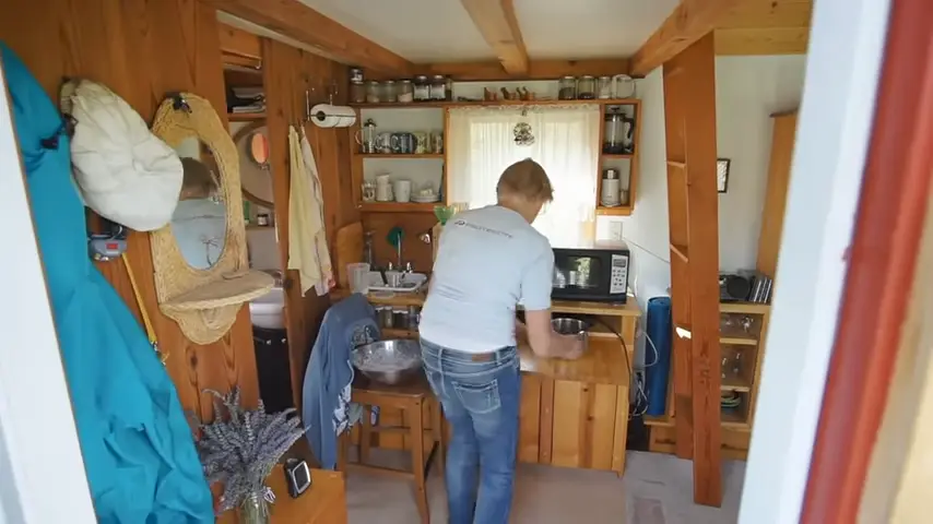 Une femme retraité construit sa propre petite maison pour vivre à prix abordable