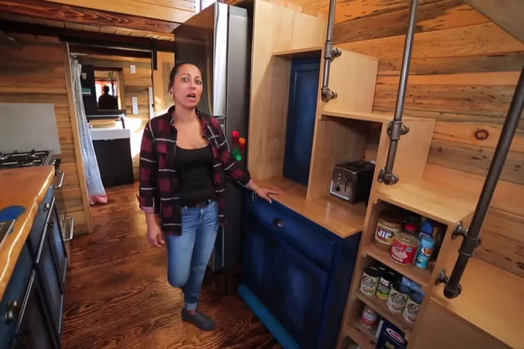 Une jeune femme transforme un vieux camion en charmante tiny-house pour ne pas s’éloigner de ses enfants