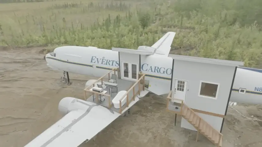 Un couple prend un avion à la retraite et le transforme en une magnifique petite maison 