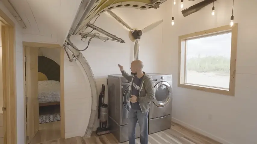 Un couple prend un avion à la retraite et le transforme en une magnifique petite maison 