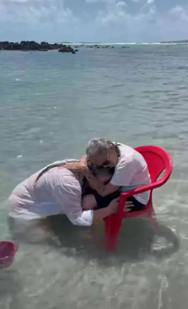 À 94 ans, elle découvre la mer pour la première fois : la vidéo touchante de la grand-mère et de sa petite-fille Tatiana Van Campo