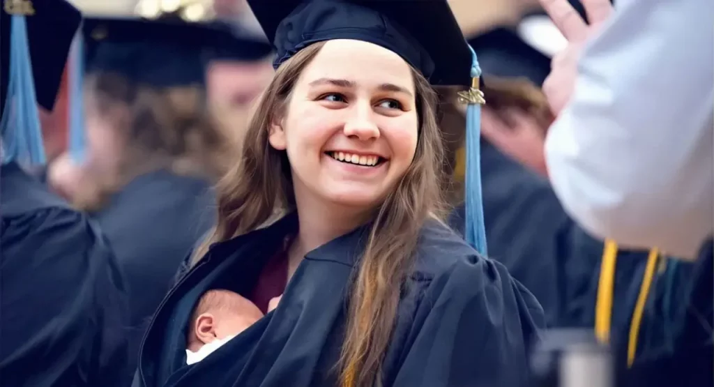 Grace Szymchack, jeune maman, reçoit son diplôme avec son bébé dans les bras : une histoire inspirante