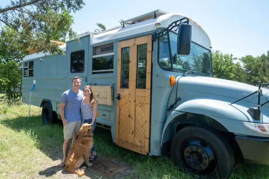 Ce couple a choisi de rénover et de vivre dans cet ancien bus avec leur chien pour ne plus avoir de loyer