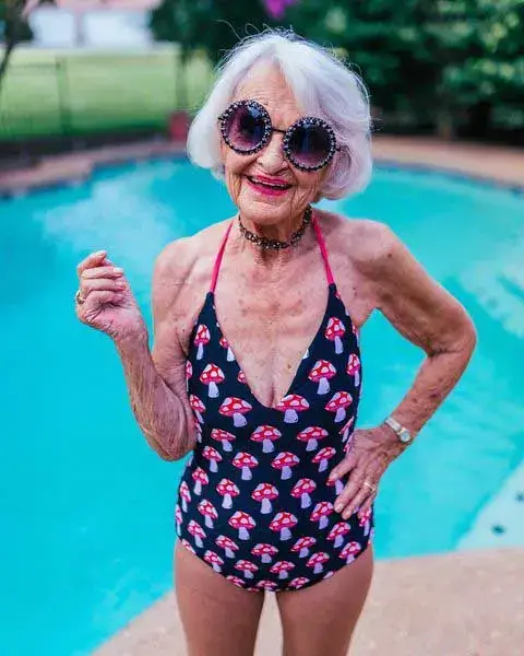À 94 ans, cette grand-mère se fiche de l’avis des autres et s’habille comme elle veut