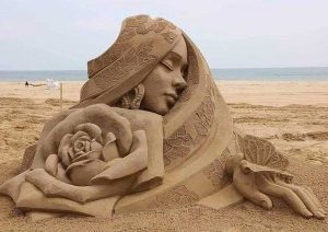 Cette sculpture sur sable