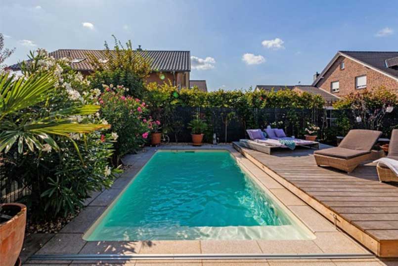 Une mini piscine avec terrasse mobile