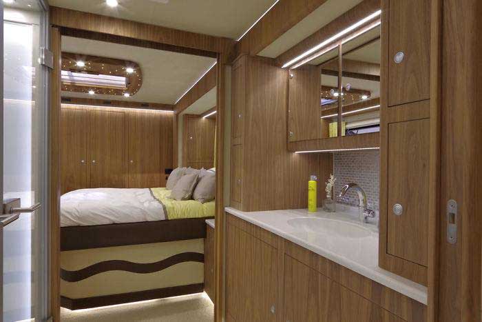 Cette maison mobile de luxe de 1,7 million de dollars dispose d'un garage intégré à l'extérieur. L'intérieur est encore meilleur.